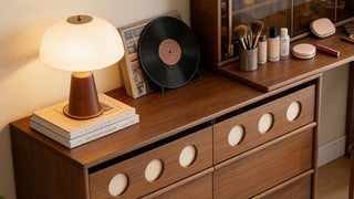 The Geometry of Retro Reverie: Cultivating Mid-Century Solid Timber Aesthetics, Metamorphic Corner Adaptability, and Multi-Tiered Storage Mastery in the Sophisticated Master Suite