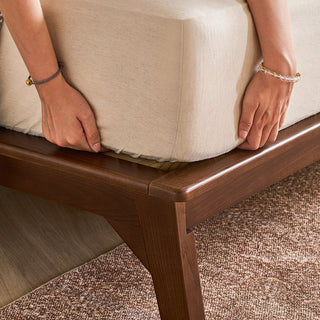 JASIWAY modern low-profile solid wood platform bed featuring ash wood frame, a sturdy floating-style base, and ergonomic split-cushion support, blending mid-century modern craftsmanship with minimalist aesthetics for luxury home interiors.-Close-up of mattress fit detail