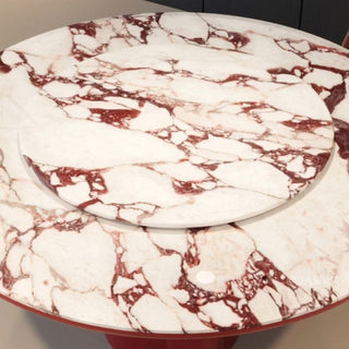 RINGCHEN luxury modern round dining table featuring a premium Calacatta-style marble tabletop with distinctive veining, equipped with a matching Lazy Susan, supported by a sculptural high-gloss burgundy lacquer pedestal base for a sophisticated contemporary aesthetic.-Close-up of top texture