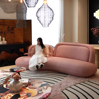 RINGCHEN modern curved jacquard sofa featuring a unique geometric maze pattern fabric, this luxury 3-seater couch showcases an organic kidney-shaped silhouette and rounded backrests, perfect for upscale contemporary living room seating.-Wide lifestyle view with model